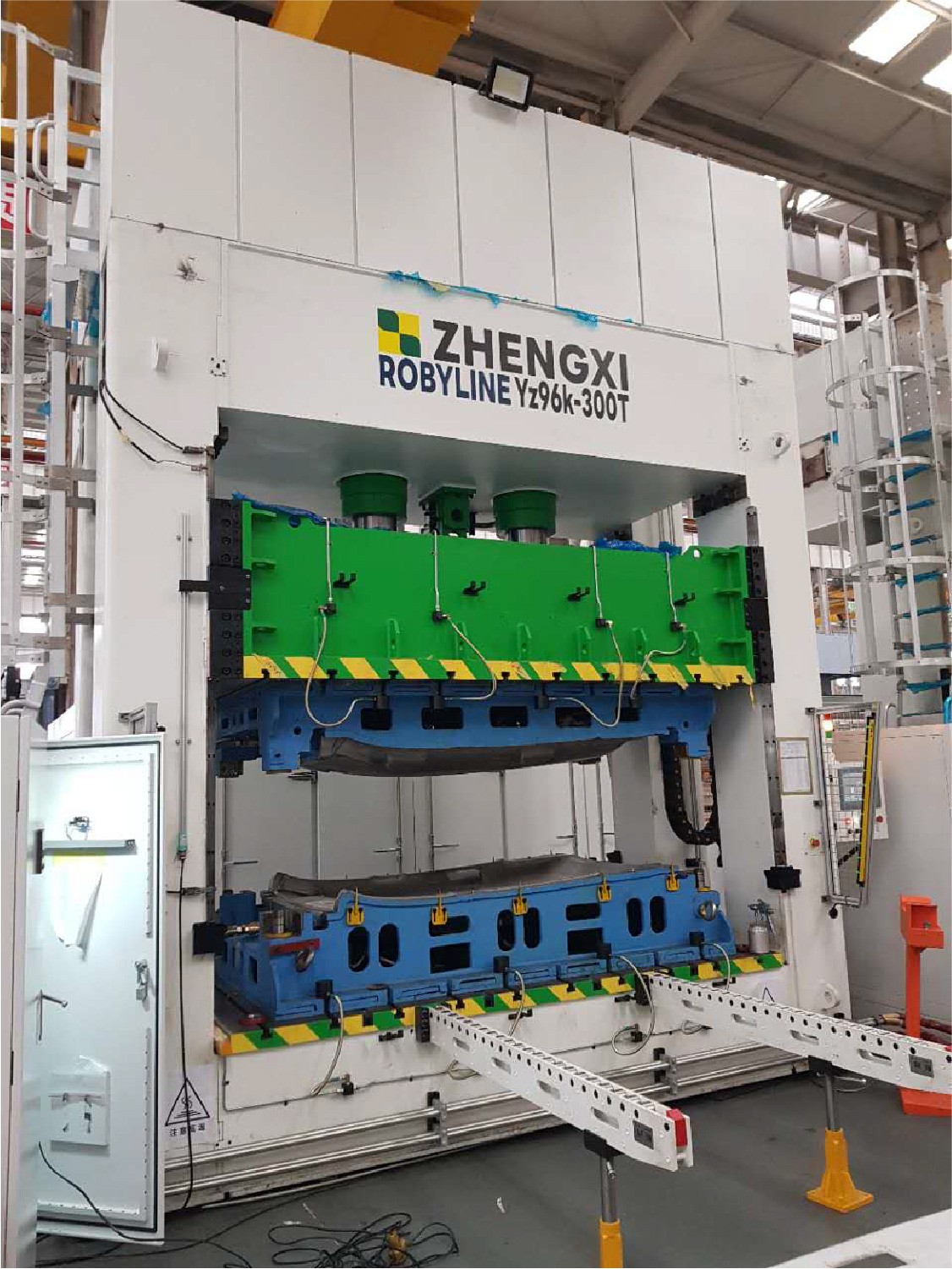 Гидравлический пресс для производства элементов интерьера автомобилей Гидравлический пресс для производства элементов интерьера автомобилей