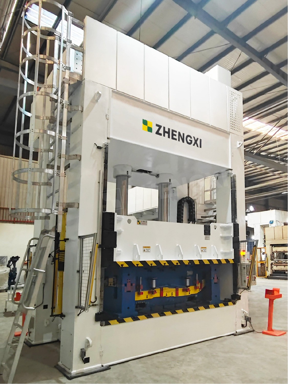 Гидравлический пресс для производства элементов интерьера автомобилей Гидравлический пресс для производства элементов интерьера автомобилей