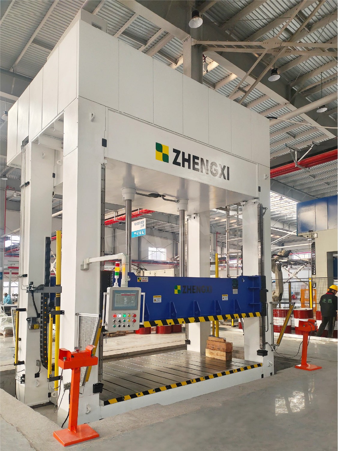 Гидравлический пресс для производства элементов интерьера автомобилей Гидравлический пресс для производства элементов интерьера автомобилей