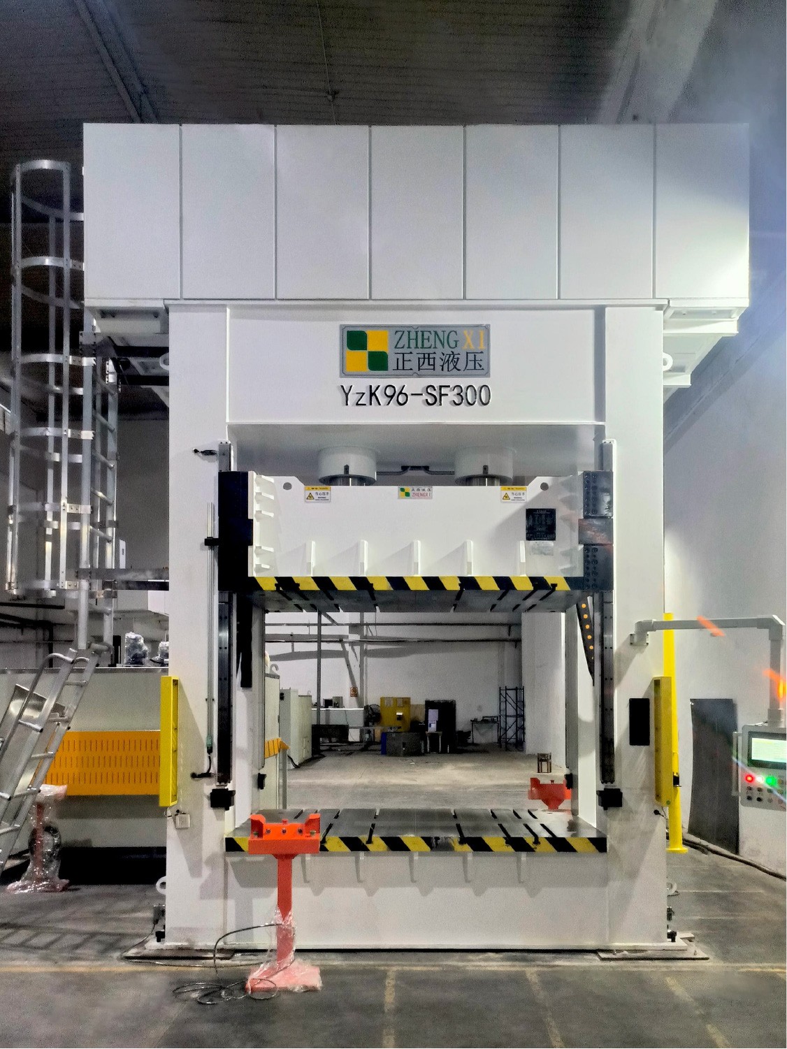 Гидравлический пресс для производства элементов интерьера автомобилей Гидравлический пресс для производства элементов интерьера автомобилей