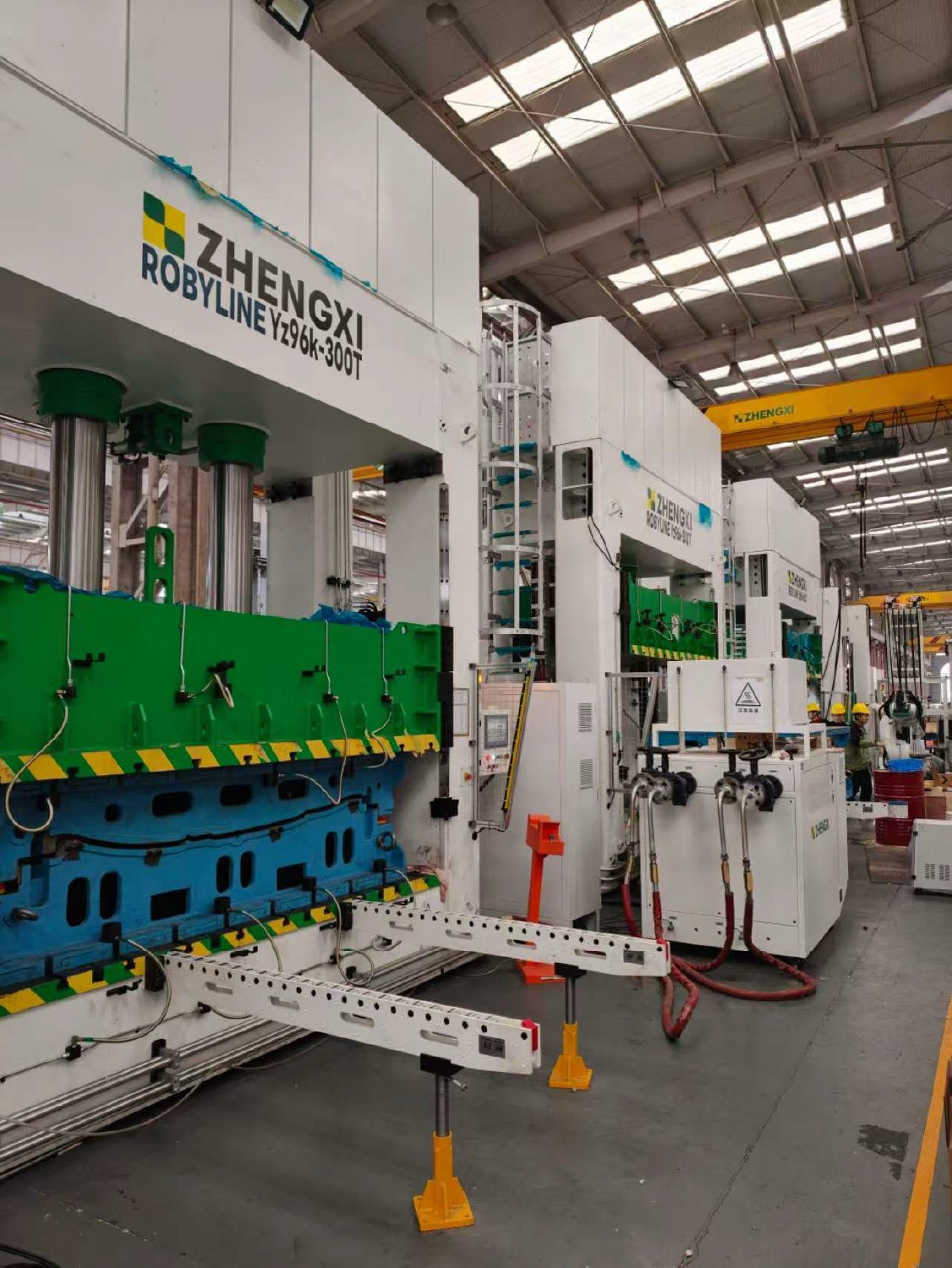 Гидравлический пресс для производства элементов интерьера автомобилей Гидравлический пресс для производства элементов интерьера автомобилей